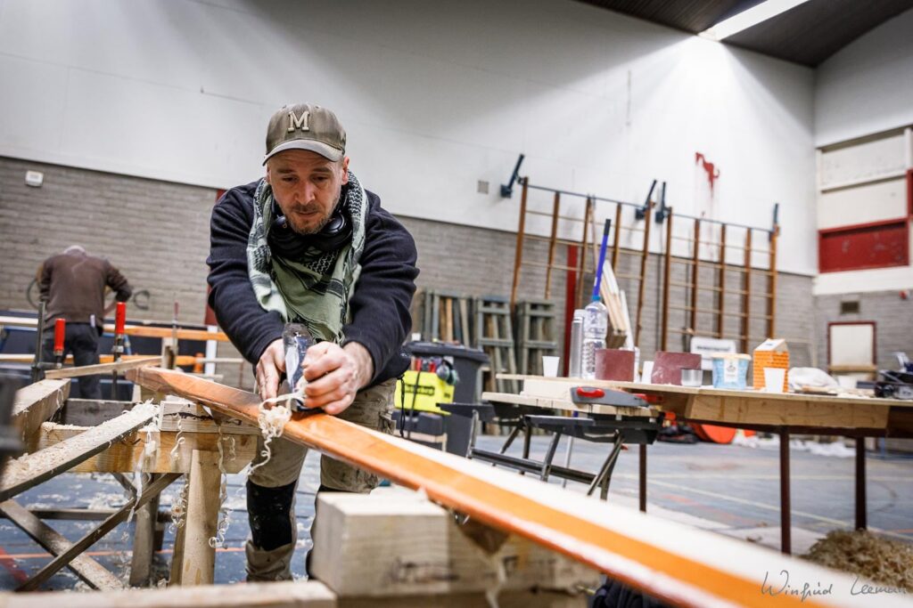 Onderhoud door vrijwilligers dorestat 1 vikingschip wijk bij duurstede